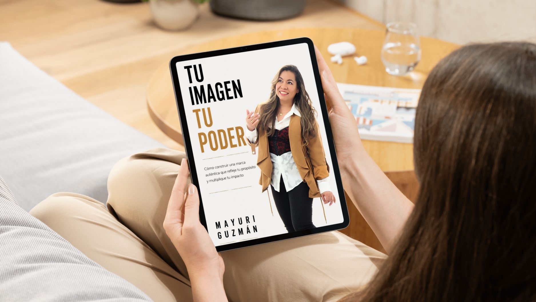 Mujer leyendo Tu Imagen, Tu Poder de Mayuri Guzmán en una tablet