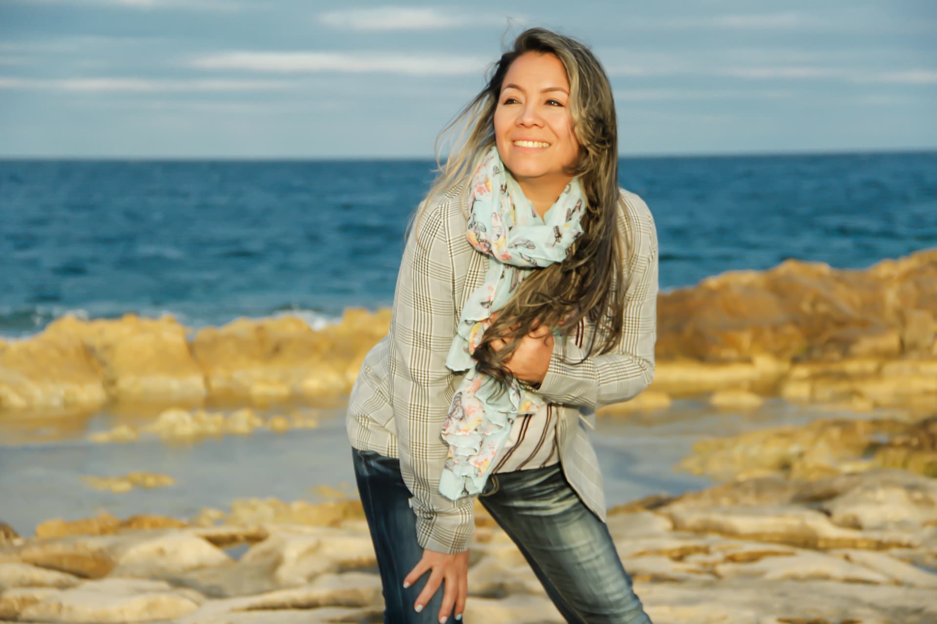 Mayuri Guzmán junto al mar
